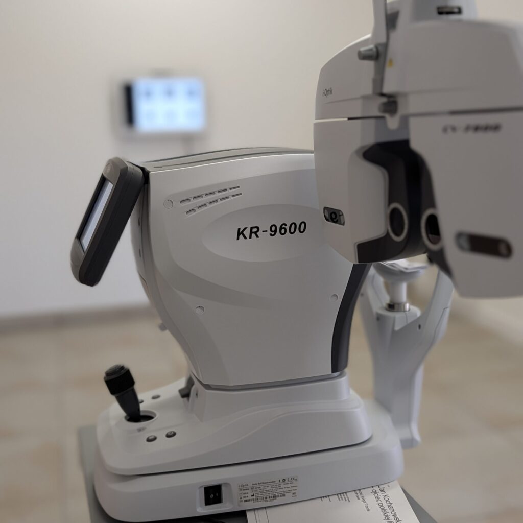 Nowoczesny autorefraktometr w gabinecie Viva Optica w Lubinie – precyzyjne badanie wzroku.