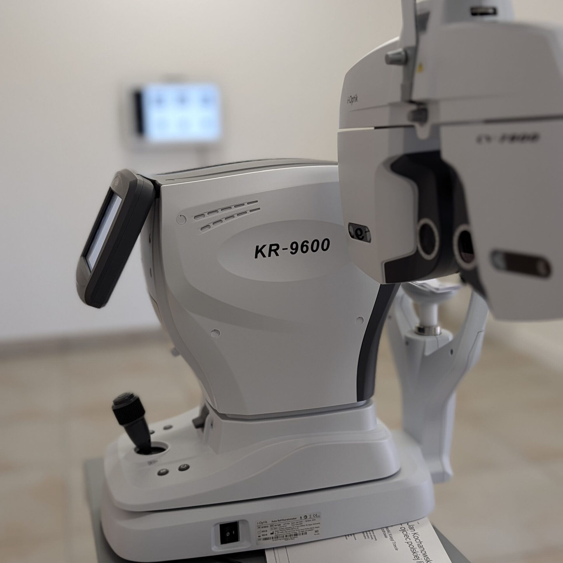 Nowoczesny autorefraktometr w gabinecie Viva Optica w Lubinie – precyzyjne badanie wzroku.
